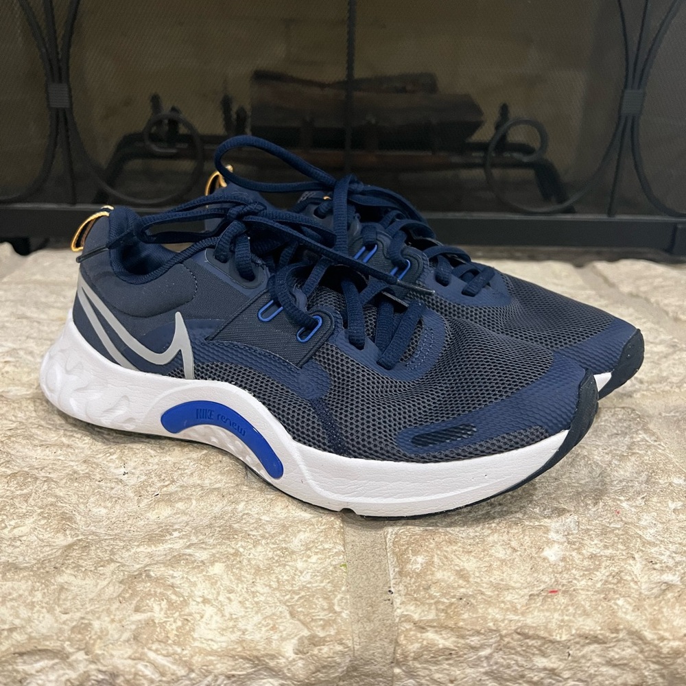 NIKE Men’s Casual Athletic Shoe Size 9.5